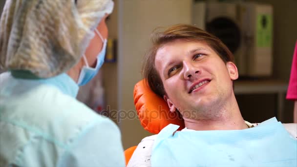 Dentista hablando con el hombre paciente después del examen — Vídeos de Stock