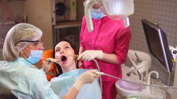 Médico ortodoncista trata a un paciente de una clínica dental que vino para el cuidado oral — Vídeo de stock