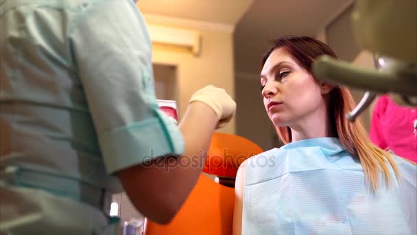 Dentista mostrando ao paciente como escovar os dentes direito — Vídeo de Stock