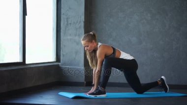 Bacak germe. Çekici kadın germe yapmak spor giyim