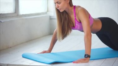 Yukarı doğru it. Güzel genç kadının gönderme yapması da fitness salonunda ups.