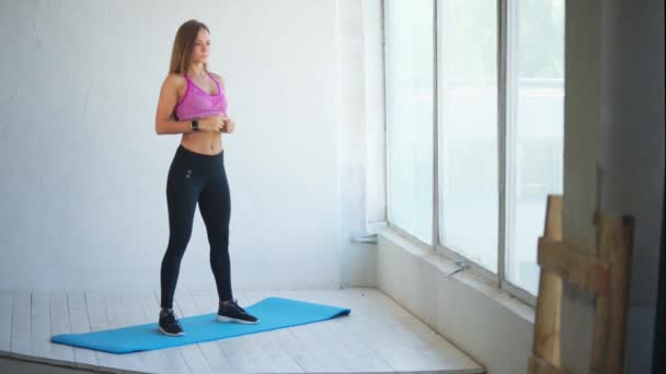 Accovacciato. Bella giovane donna che fa tozzo in sala fitness — Video Stock
