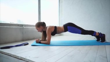 Güzel sportif kadın Pilates yapıyor. O fitness stüdyosu eğitim.