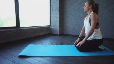 Genç kadının yoga mat fitness Club germe hamstring yapması