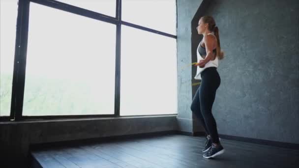 Hermosa mujer de fitness haciendo ejercicios deportivos en el gimnasio — Vídeo de stock