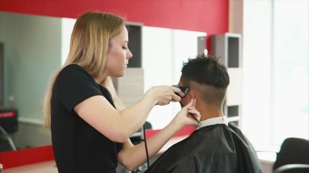 Молодая парикмахерша бреет затылок начальнику салона клиентов спа-центра — стоковое видео