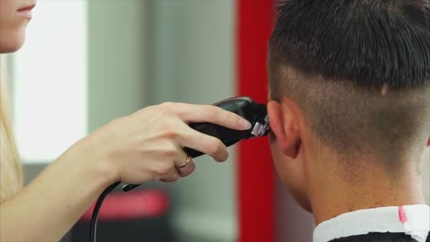 Gros plan sur le processus de coupe de la tête d'un homme dans un salon de beauté — Video