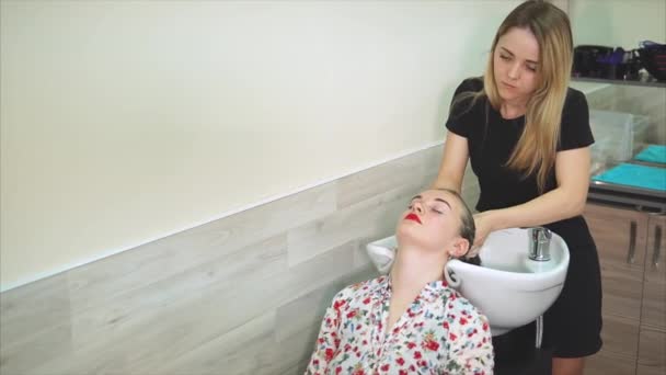 Жінки миють волосся в салоні краси. Жіночий перукар . — стокове відео