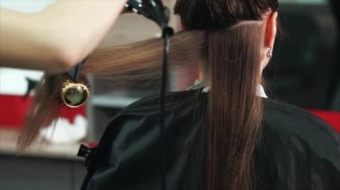 Kurutma ve Kuaför Salonu saç şekillendirme. Bayan Kuaför saç modeli yapma