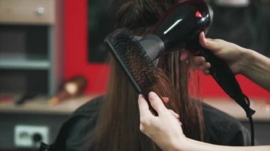 Kim bir saç kurutma makinesi ile saç kurur salonların el vurdu ve tarak