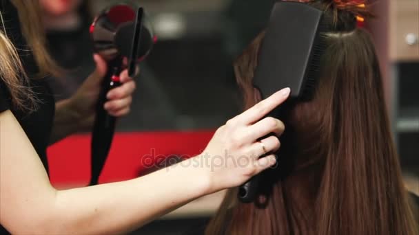 Secagem de cabelo profissional no salão de beleza. Cabeleireiro usando secador de cabelo moderno — Vídeo de Stock
