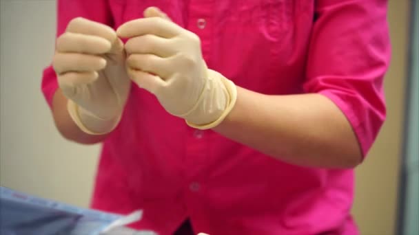 Primer plano de las manos de una doctora que usa guantes de látex — Vídeo de stock