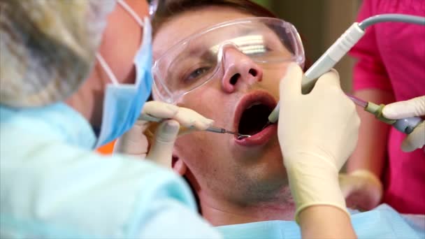 Zahnstein beim Zahnarzt entfernen — Stockvideo