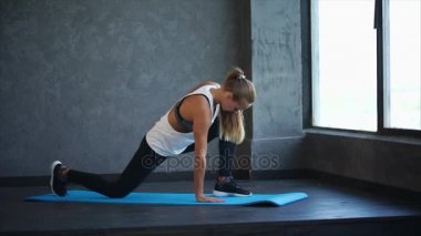 Bacak germe. Çekici kadın germe yapmak spor giyim