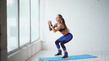 Hiç bir şey. Güzel genç kadın fitness Studio ağız kavgası yapıyor. Spor salonunda sahne.