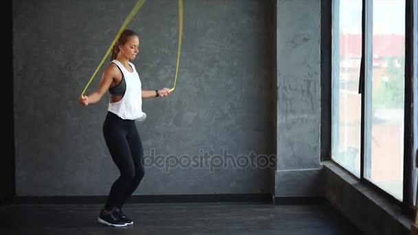 Hermosa mujer de fitness haciendo ejercicios deportivos en el gimnasio — Vídeo de stock