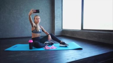 Güzel kadının selfie smartphone cep telefonu ile çalışma sonra yapması uygun