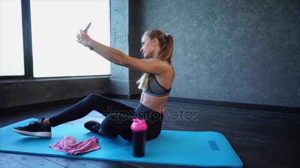 Mulher ajuste bonita fazendo selfie no smartphone após o exercício — Vídeo de Stock