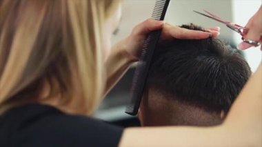 Berber Dükkanı erkekte saç keser atış salonların eller yukarı kapatın