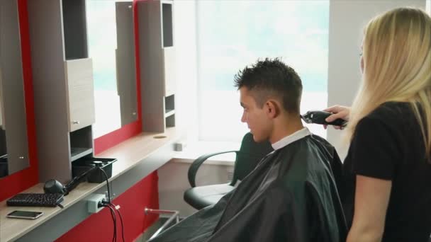 Genç saç stilisti istemcileri salon spa merkezinin kafasının arkasına tıraş — Stok video