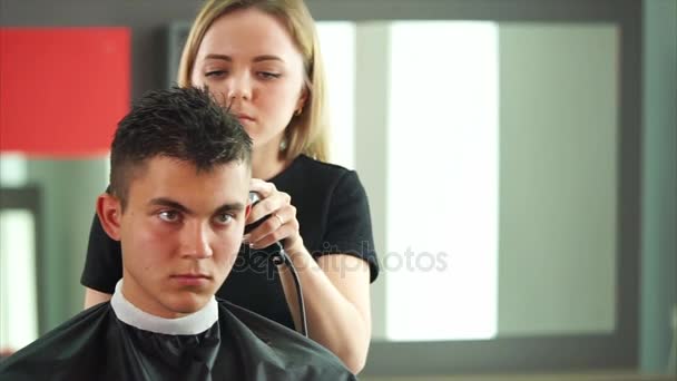 A cortar o cabelo. jovem bonito homem chegando corte de cabelo por cabeleireiro — Vídeo de Stock