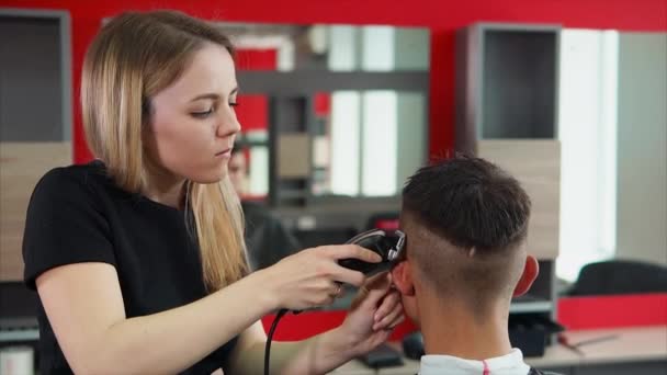 El hombre está esperando el cambio de imagen, el peluquero está cortando pelo en la cabeza — Vídeos de Stock