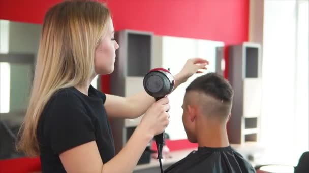 Professioneller Friseur trocknet Haare im Schönheitssalon. — Stockvideo