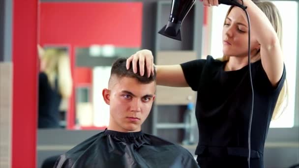 Professionele kapper Droogrek in schoonheidssalon. — Stockvideo