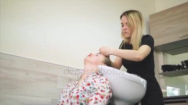 Kuaför Salonu. Kadın müşteri Başlarken saç yıkamak şampuanla Güzellik Salonu