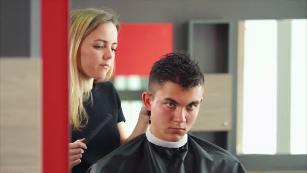 A cortar o cabelo. jovem bonito homem chegando corte de cabelo por cabeleireiro — Vídeo de Stock
