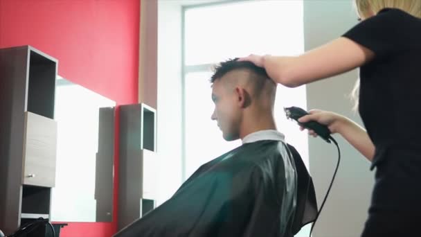 Fazendo corte de cabelo elegante. Homem cliente e mulher cabeleireiro — Vídeo de Stock