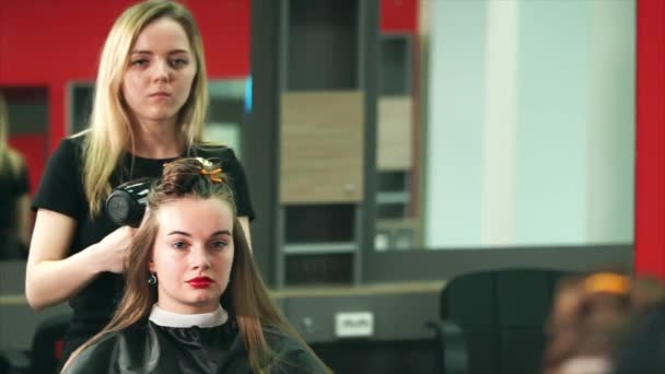 美容室で髪のスタイリング。女性客と美容師 — ストック動画