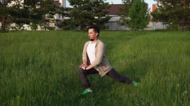 Spor yapan bir adam parkta ısınma yapar, eğitim için hazırlar