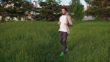 Bir adam kulakları bir kulaklık ile aktif bir egzersiz başlamadan önce ısınma yapar