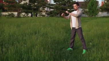 Yetişkin bir adam bir egzersiz başlamadan önce bir ısınma yok, o parkta duruyor