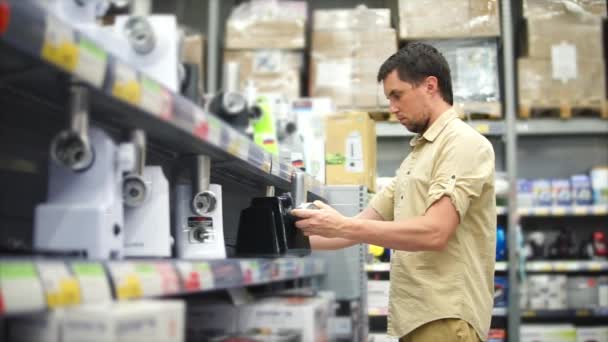 Joven va a comprar un hasher carne en su apartamento, en el hipermercado — Vídeo de stock