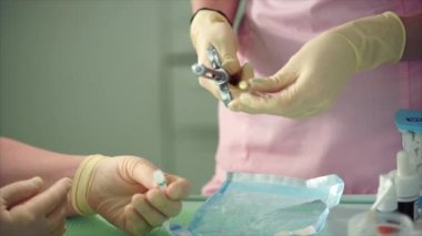 Kim bir iğne büyük bir şırınga ekler bir hemşire el atış yukarıya kapatmak