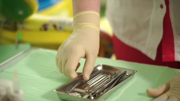 Close up tiro da mão das enfermeiras, que puxa para fora instrumentos dentários, policlínica — Vídeo de Stock