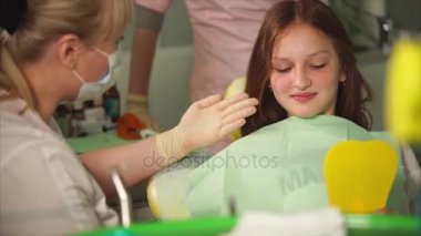 O bir hasta özel bir klinikte diş ile ne yapacak bir dişçi söyler