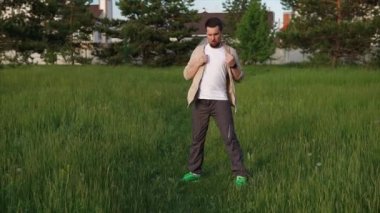 Onun gövde iplik ve kollarını uzanan bir adam. Açık havada egzersiz