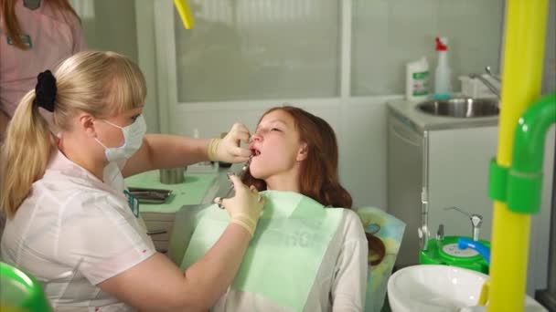 Injection anesthésique dans l'armoire dentaire. Dentiste femme faisant l'injection — Video