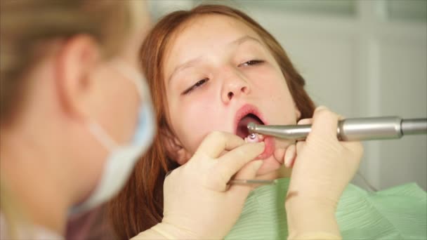 Adolescent attend la fin du traitement dentaire des dents à l'hôpital — Video