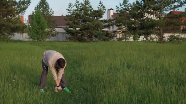 Onun gövde kaldırma ve kolları arasında uzanan yapıyor adam. — Stok video