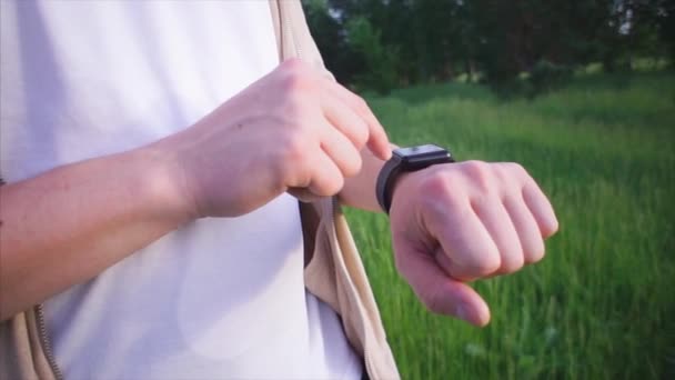 Ο άνθρωπος χρησιμοποιώντας το smartwatch. Αυτός πληκτρολογώντας και επιλέγοντας τις ρυθμίσεις σε αυτό. — Αρχείο Βίντεο