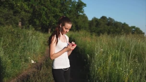 Jeune femme utilisant smartphone en plein air dans le parc . — Video