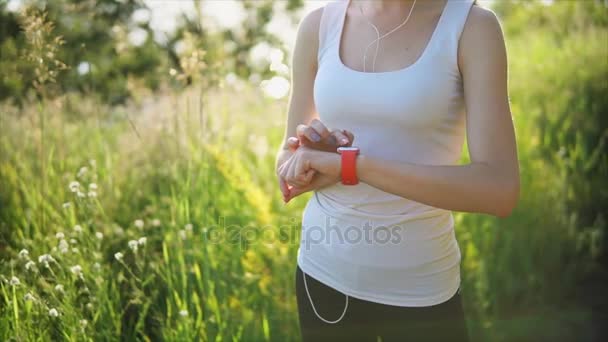 Primer plano tiro de las manos de la mujer usando relojes inteligentes al aire libre . — Vídeos de Stock