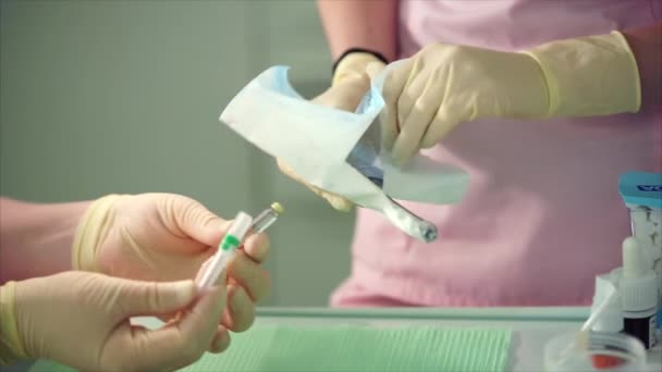 Tandarts pack van steriele glazen injectiespuit te openen. Voorbereiden van werk plassen. — Stockvideo