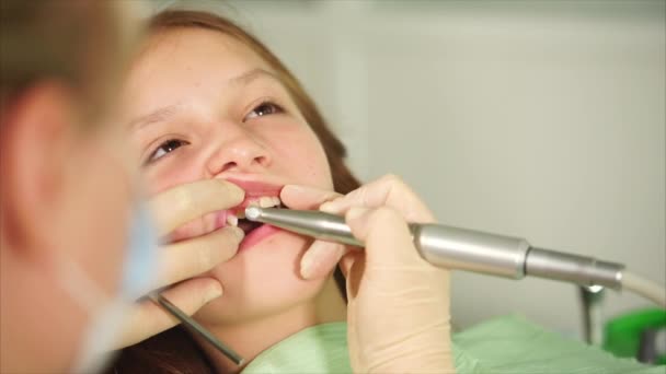 Tonåringen väntar på slutförandet av tandvård av tänder i sjukhus — Stockvideo