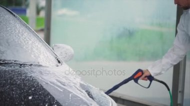 Adam arabasına köpük püskürtme. Oto yıkama Self-Servis.