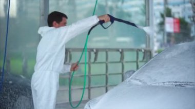 Beyaz delikanlı Self-Servis arabası araba yıkama yıkama.